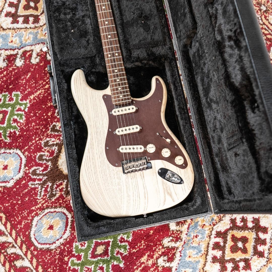 Fender FSR American Standard Rustic Ash Stratocaster in Olympic White - #3