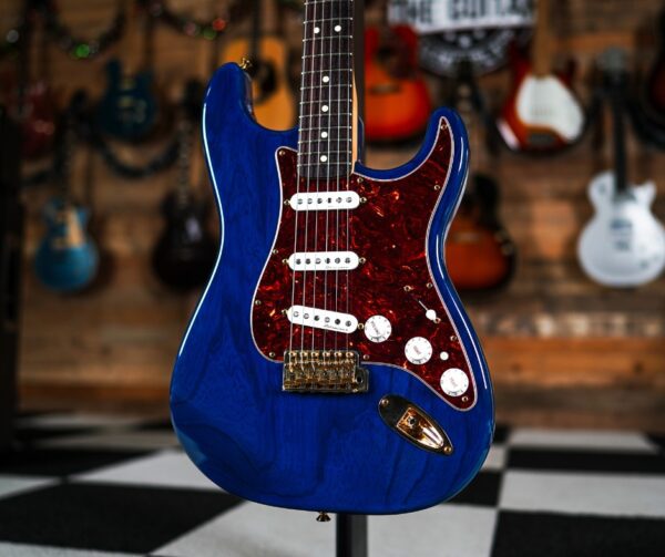 Fender Deluxe Player Stratocaster in Sapphire Blue Transparent - Image 2