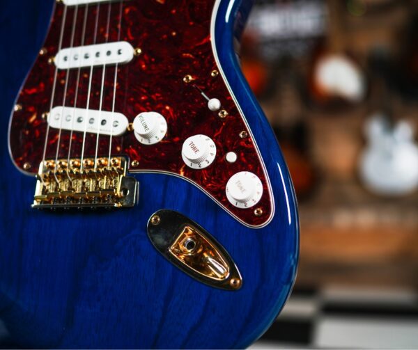 Fender Deluxe Player Stratocaster in Sapphire Blue Transparent - Image 5