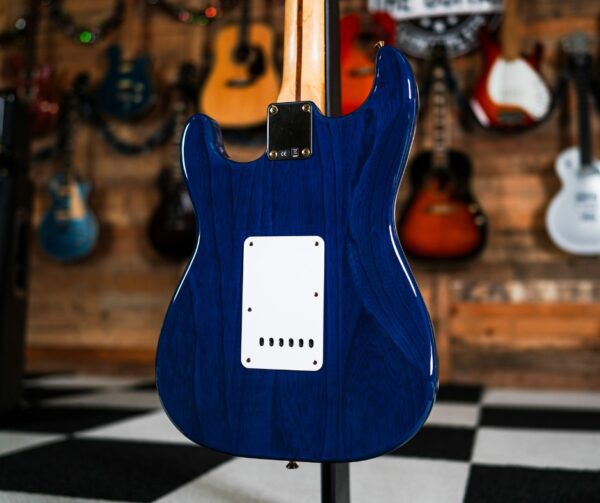 Fender Deluxe Player Stratocaster in Sapphire Blue Transparent - Image 8