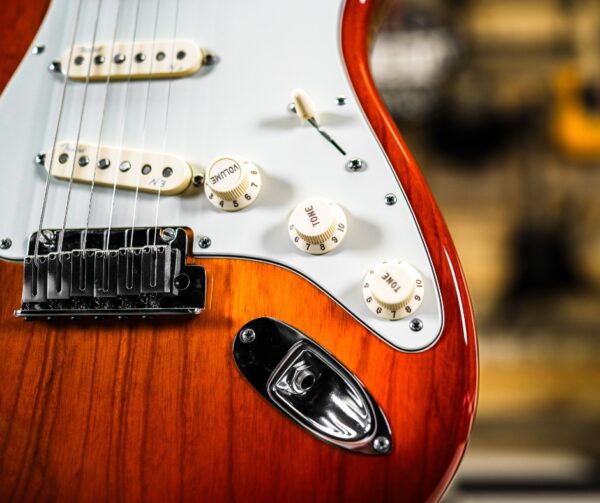 Fender American Deluxe Stratocaster in Sienna Sunburst - Image 5