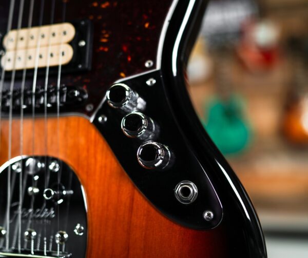 Fender Kurt Cobain Jaguar in 3-Colour Sunburst - Image 5